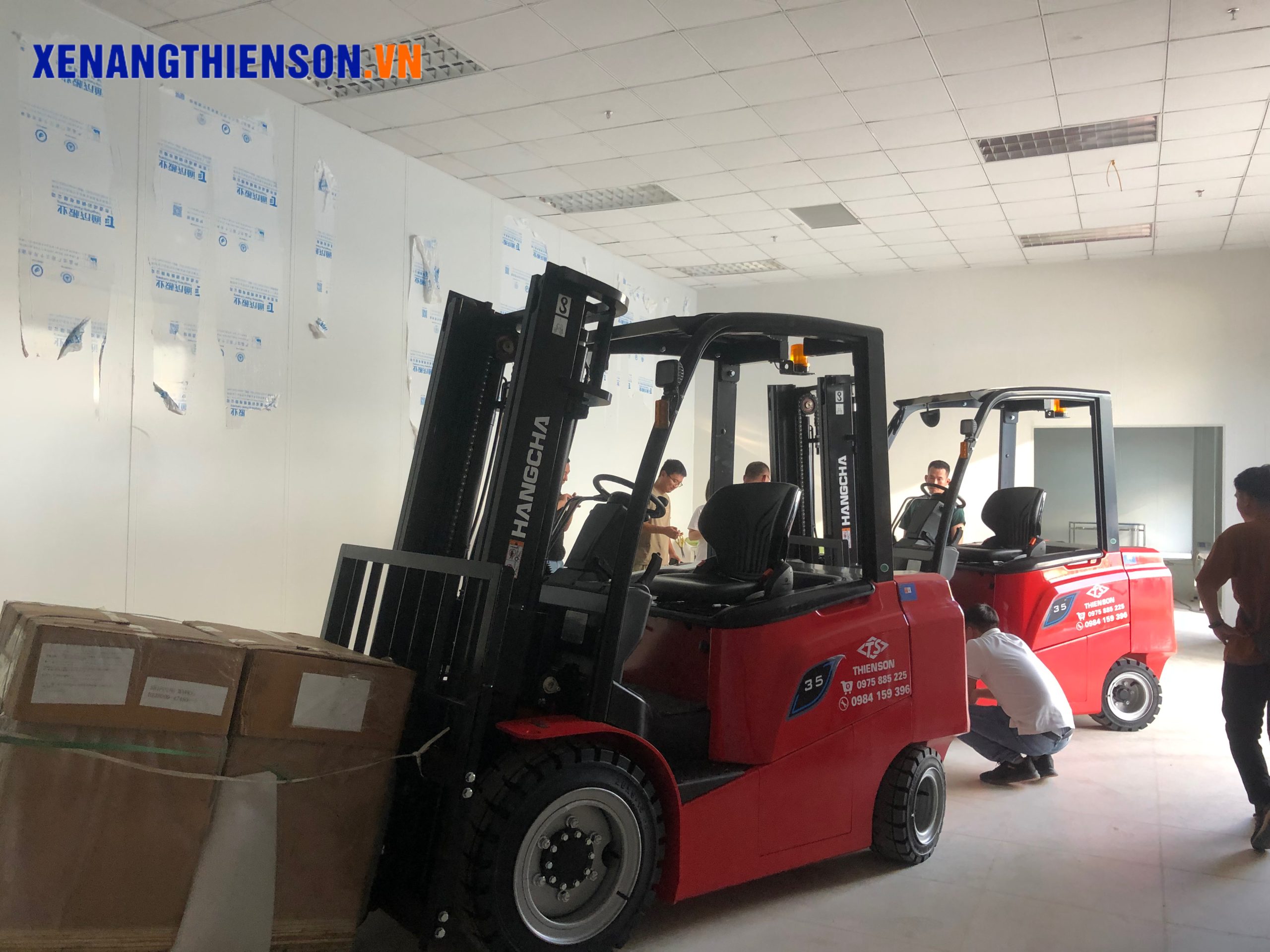 Khách hàng đang kiểm tra xe trước khi bàn giao