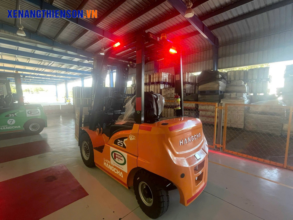 Xe nâng điện 2.5 tấn dòng XE tại kho khách hàng