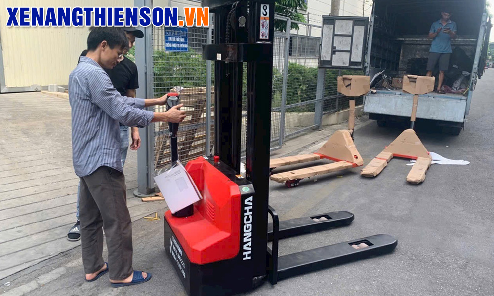 Bàn giao xe nâng tay điện cao 1.5 tấn A series model CDD15-A2M2-SZ
