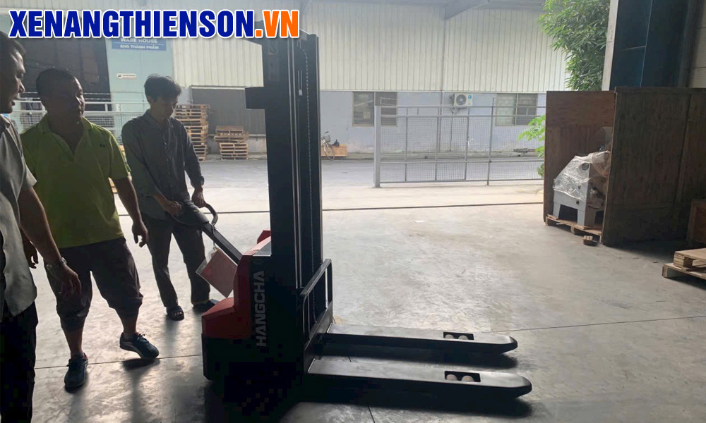Bàn giao xe nâng tay điện cao 1.5 tấn A series model CDD15-A2M2-SZ