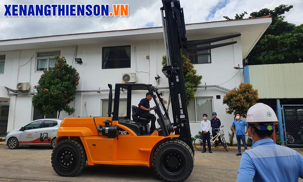 Bàn giao xe nâng dầu 12 tấn tại kho của khách hàng
