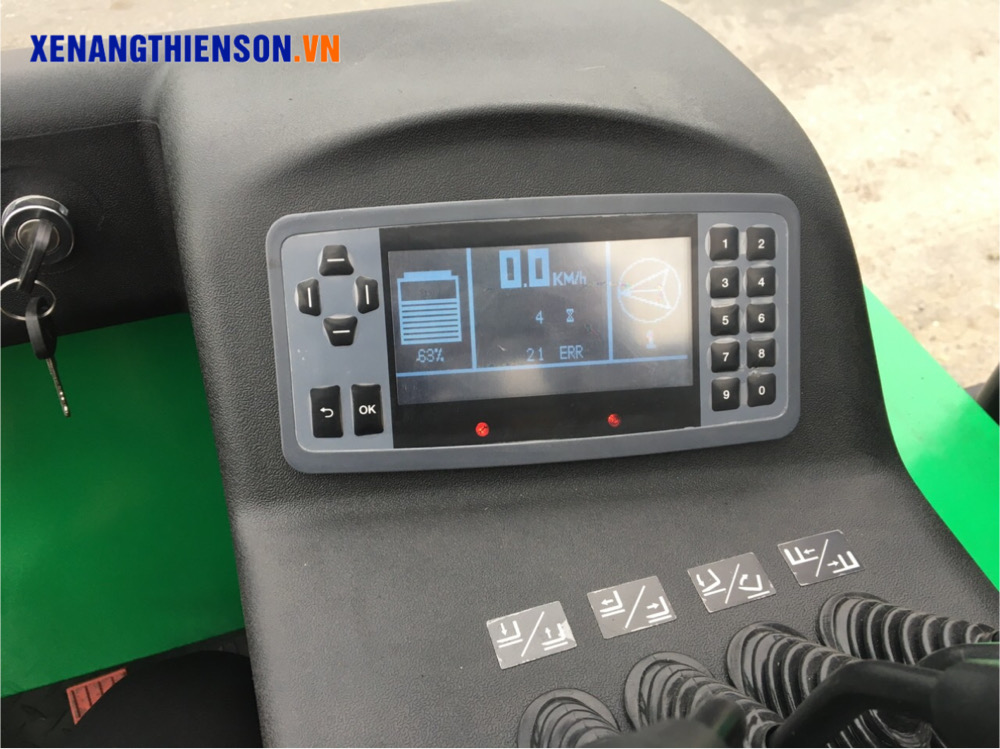 Màn hình xe nâng reach truck ngồi lái 2.5 tấn Lithium-ion