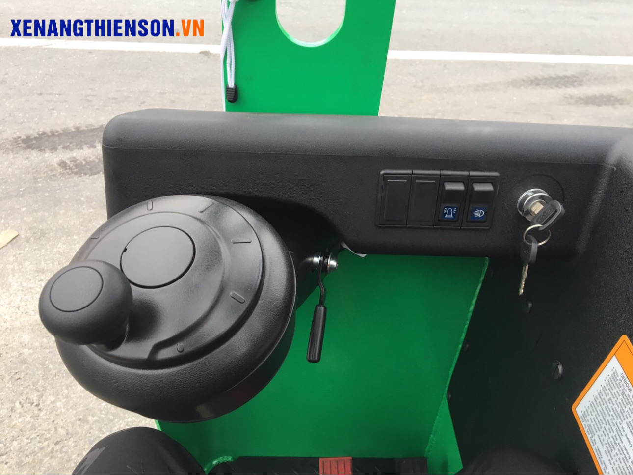 Khoang lái xe nâng reach truck ngồi lái 2.5 tấn Lithium-ion