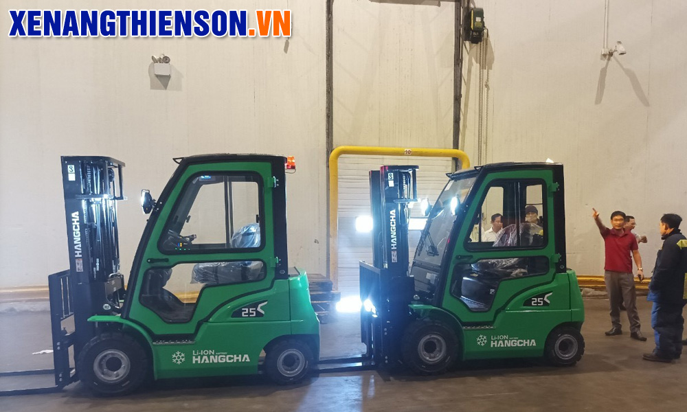 Xe nâng điện Pin Lithium làm việc trong kho lạnh