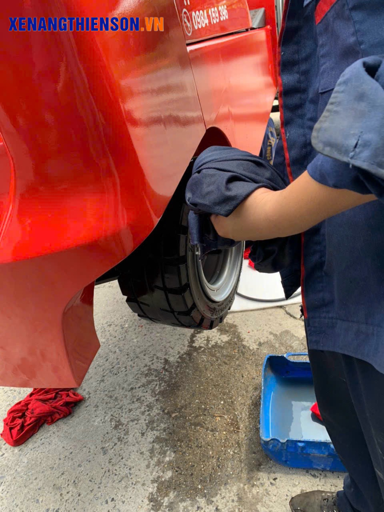 Kiểm tra lốp xe nâng