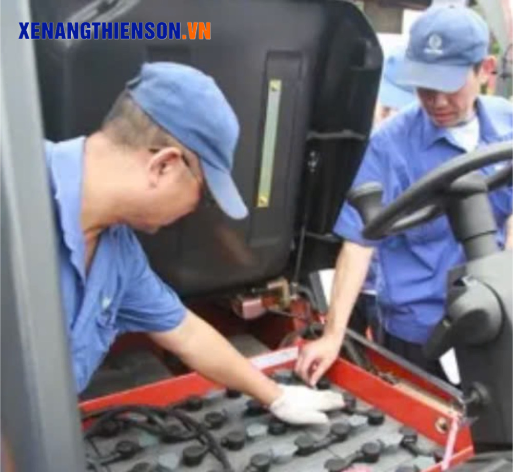 Thêm nước cất cho pin axit
