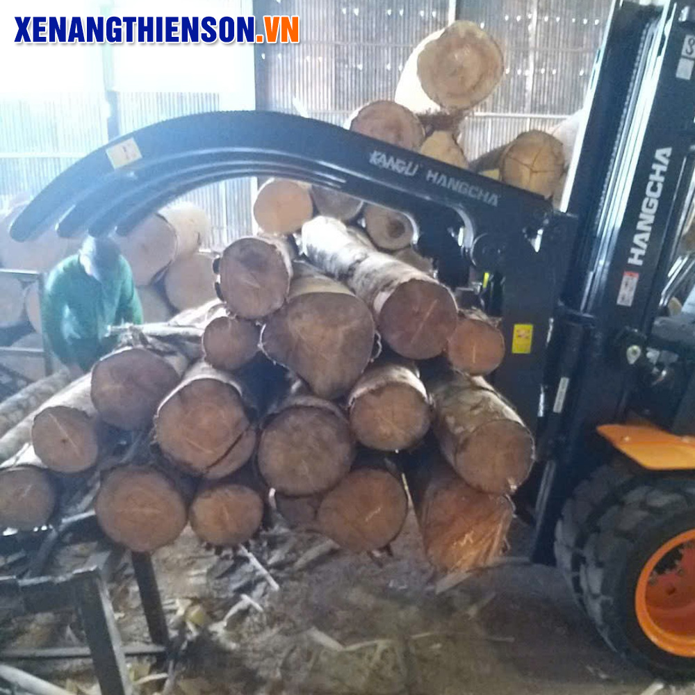 Xe nâng kẹp gỗ