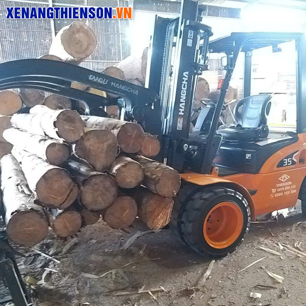 Xe nâng kẹp gỗ