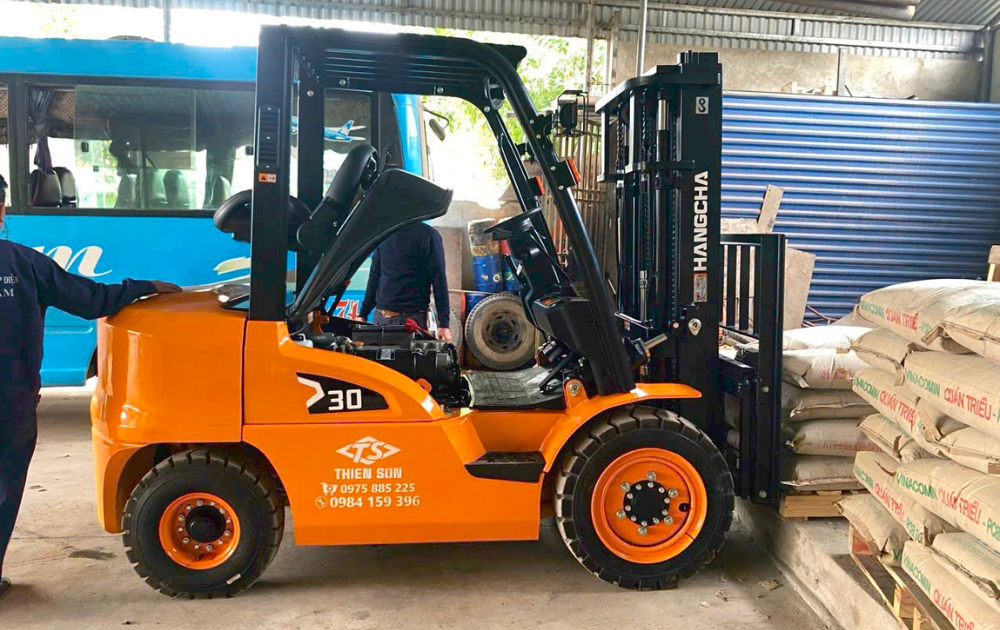 Xe nâng chạy dầu