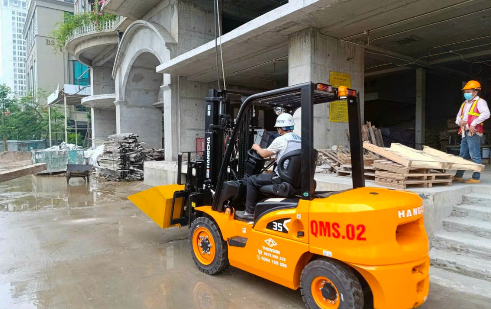 Xe nâng máy dầu