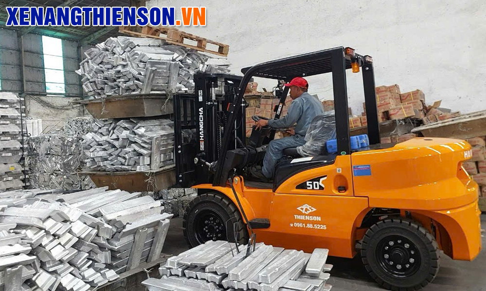 Xe nâng sử dụng trong nhà máy sản xuất nhôm