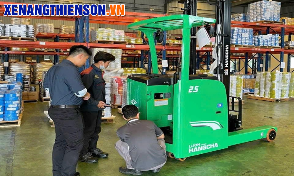 Xe nâng sử dụng trong kho vận
