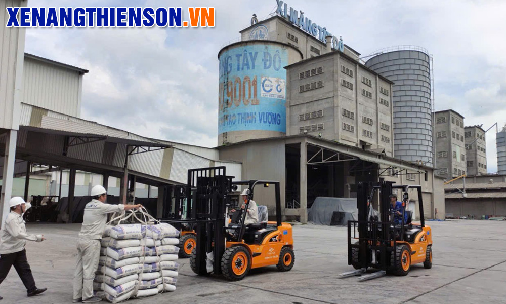 Xe nâng sử dụng trong nhà máy sản xuất xi măng