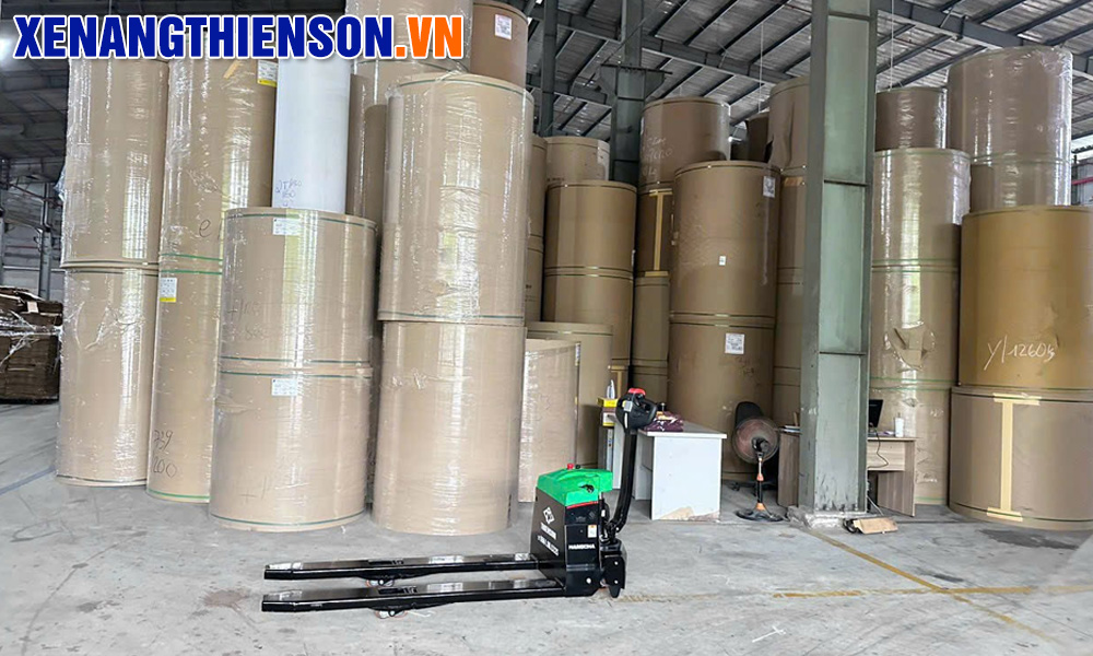 Xe nâng sử dụng trong các nhà máy sản xuất giấy