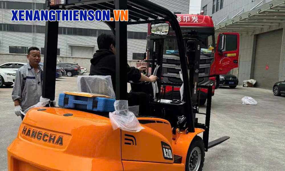 Vận hành xe nâng điện tại kho khách hàng