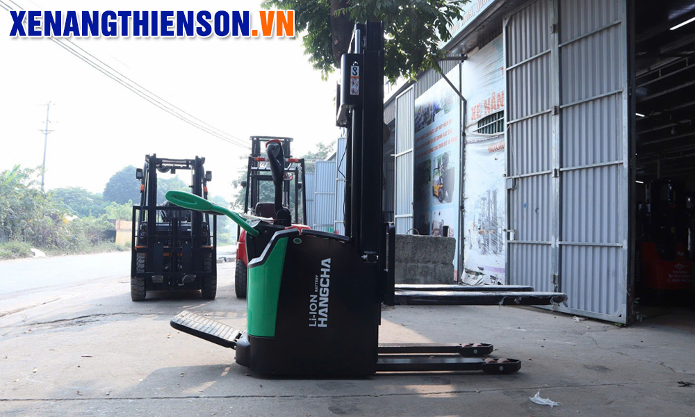Bàn giao xe nâng điện Lithium đứng lái