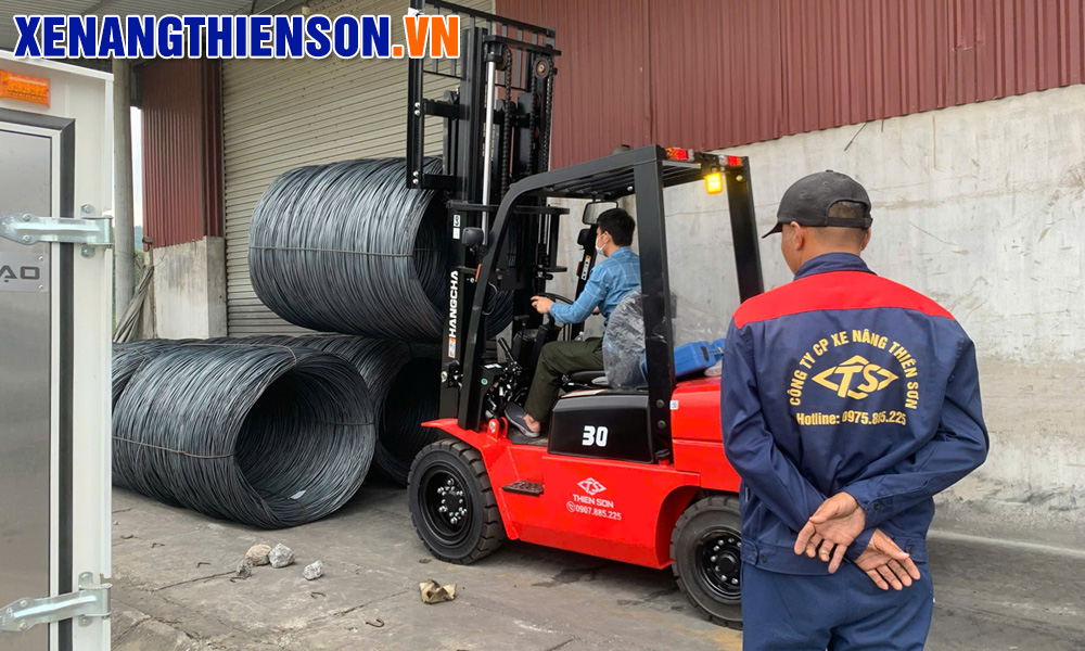 Bàn giao xe nâng dầu 3 tấn dòng A cho khách hàng làm về thép 