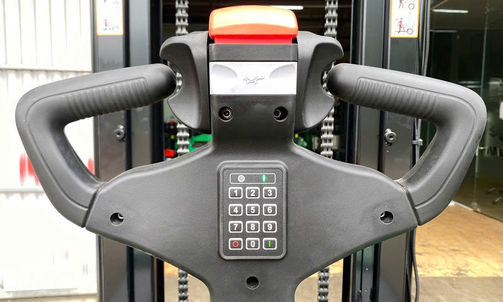 xe nâng tay điện 1.6 tấn