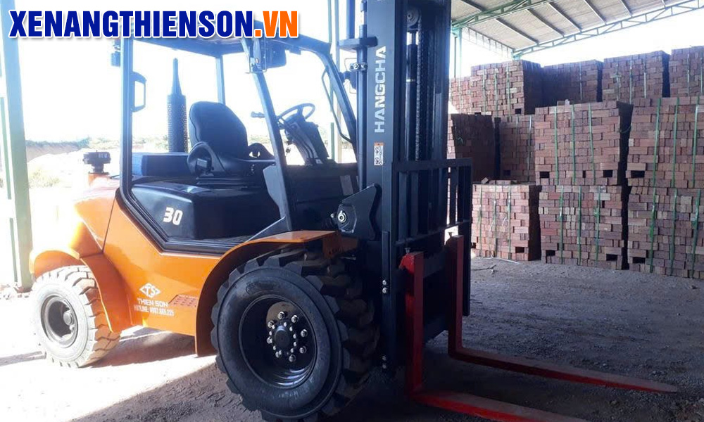 Xe nâng địa hình 3 tấn làm việc tại nhà máy gạch