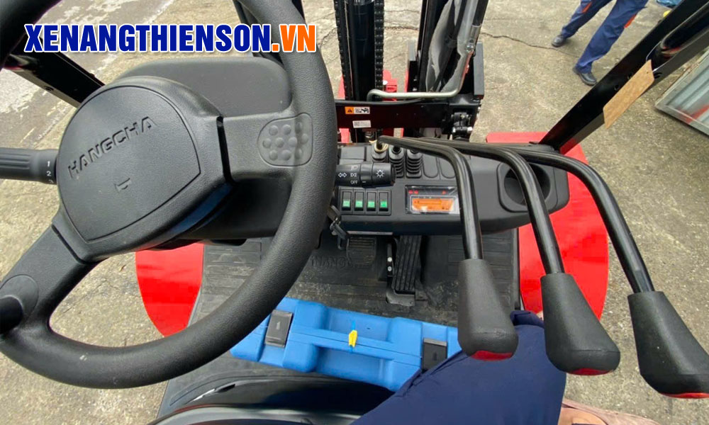 Khoang ngồi lái xe nâng Hangcha