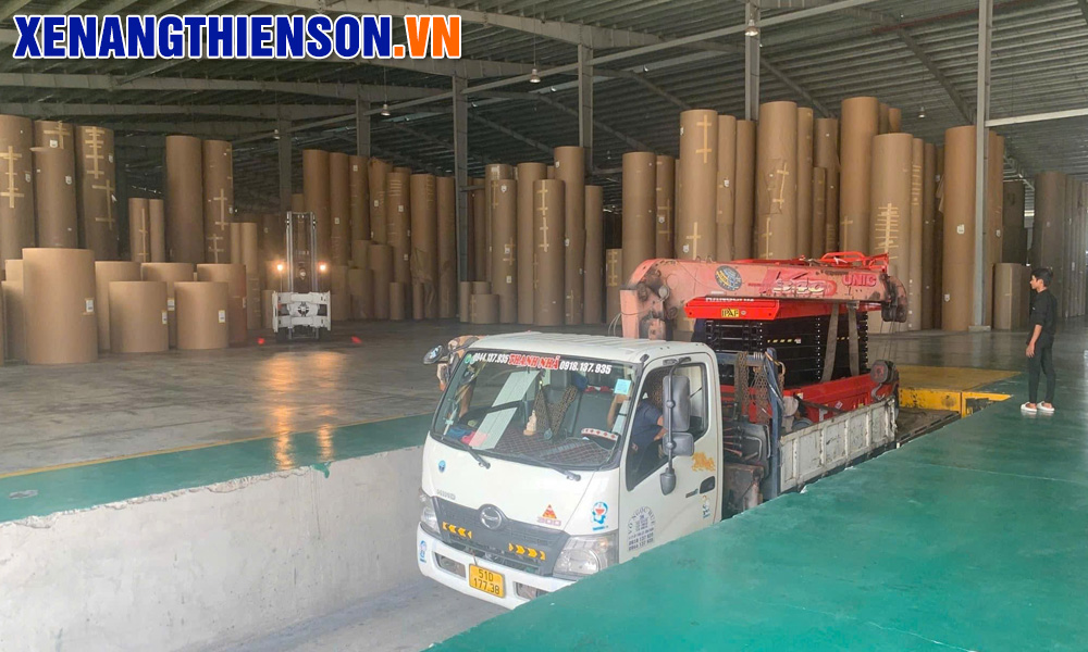 Xe nâng người 8m bàn giao tại nhà máy giấy