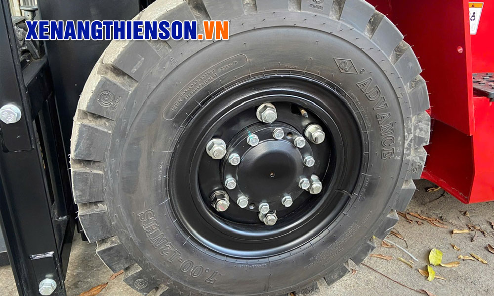 Vỏ xe trước của xe nâng dòng A do công ty xe nâng Thiên Sơn cung cấp