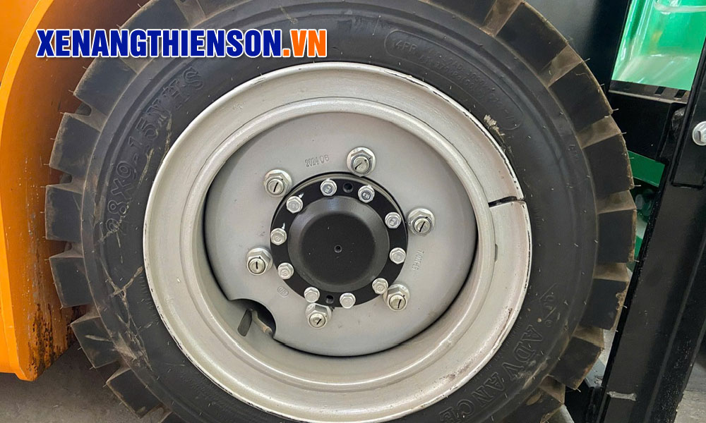 Vỏ xe nâng trên xe dòng X hãng Hangcha