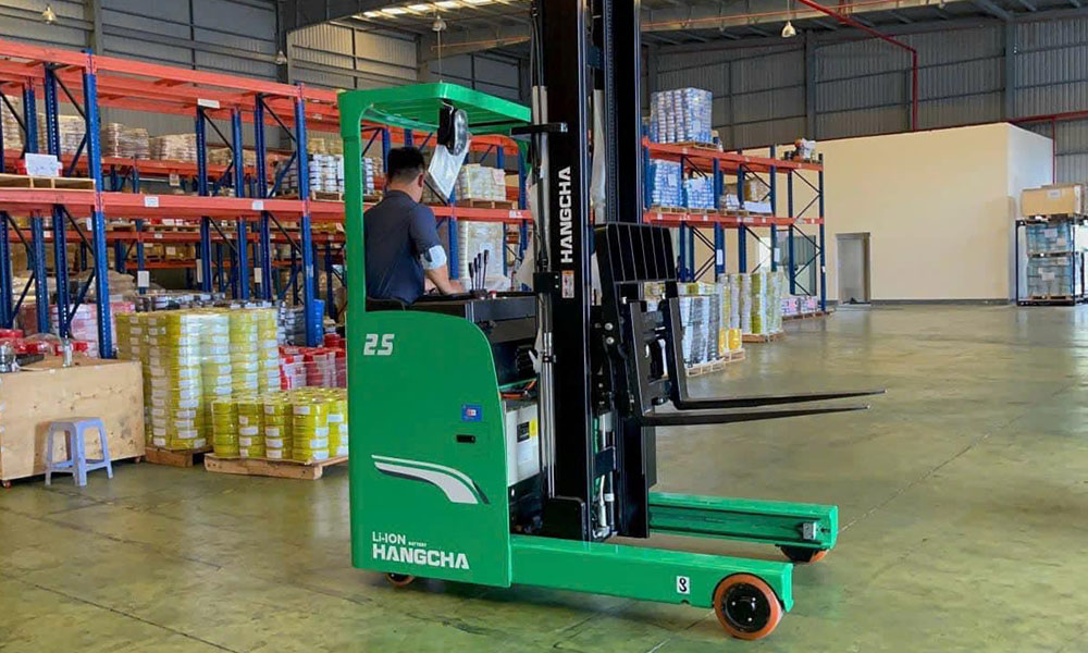xe nâng điện đứng lái