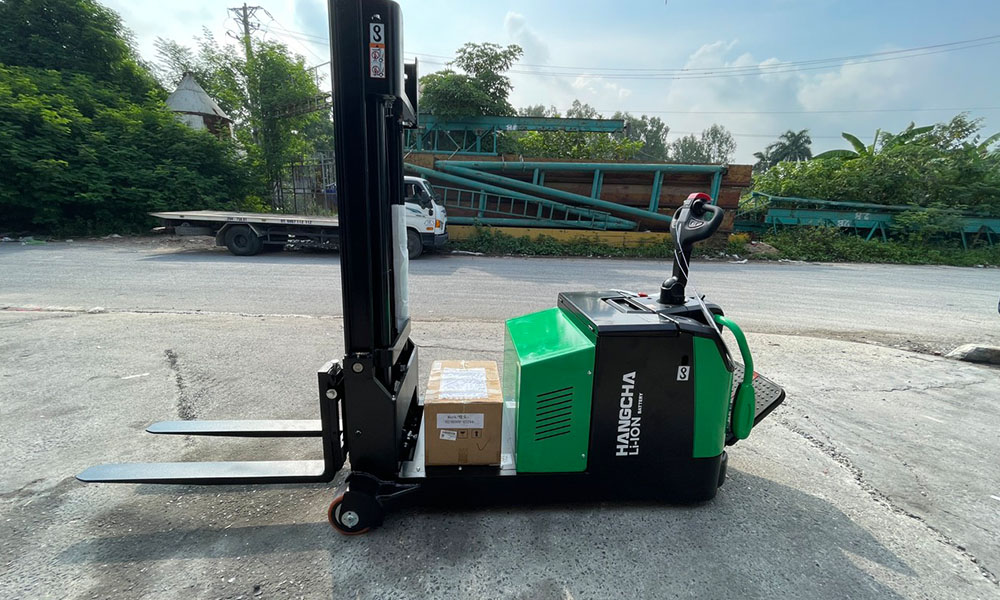Xe nâng tay điện đứng lái