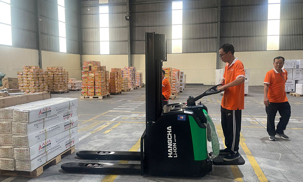 Xe nâng tay điện đứng lái