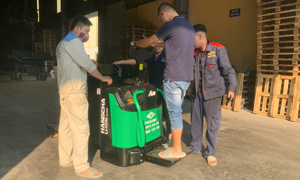 Xe nâng tay điện đứng lái