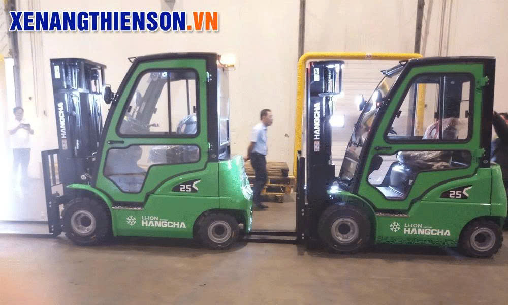 Xe nâng kho lạnh ngồi lái 2.5 tấn lắp cabin kín