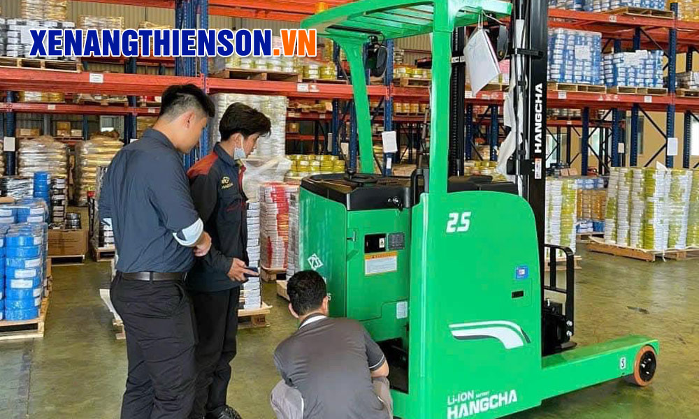 客户在验收2.5吨站式前移式叉车