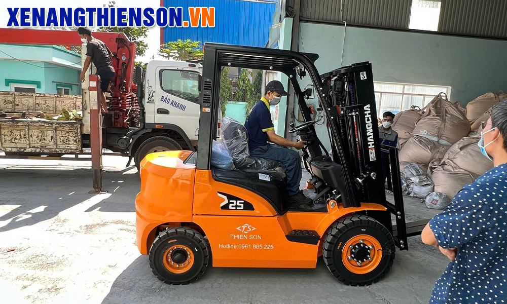 Hình ảnh xe nâng dầu 2.5 tấn động cơ Nhật Bản 
