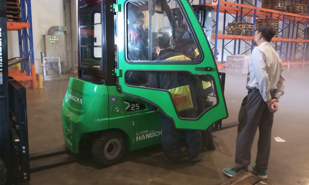 Xe nâng 2.5 tấn kho lạnh