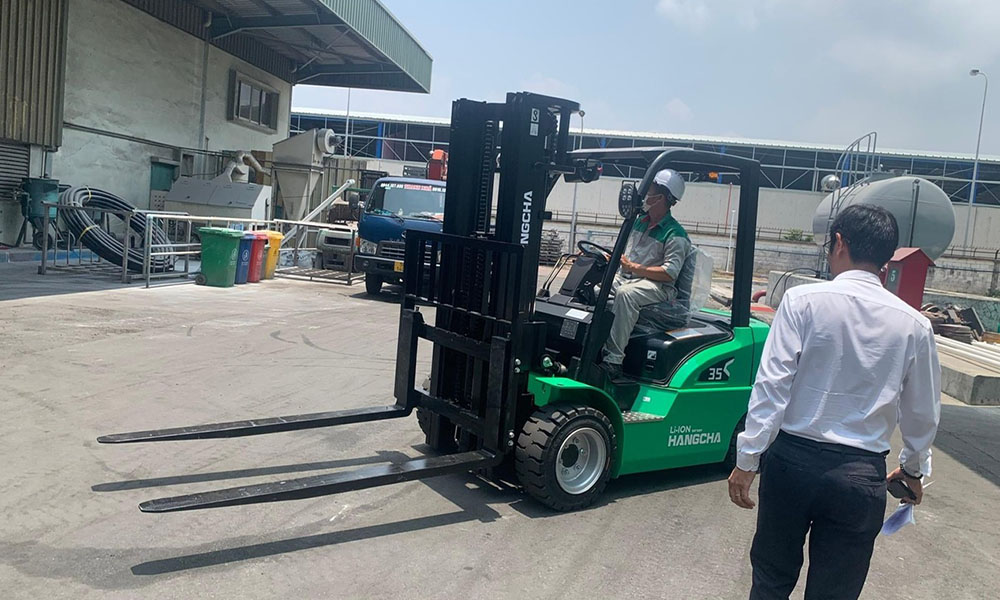 lái xe nâng điện 3.5 tấn