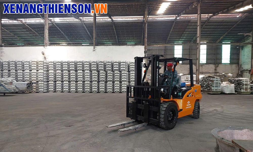 xe nâng dầu 5 tấn