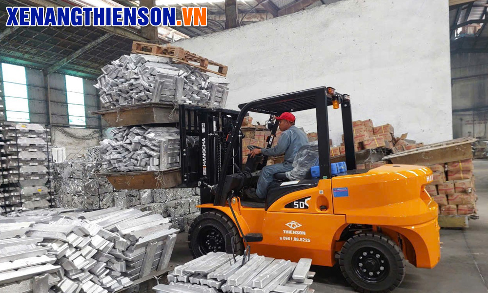 xe nâng dầu 5 tấn