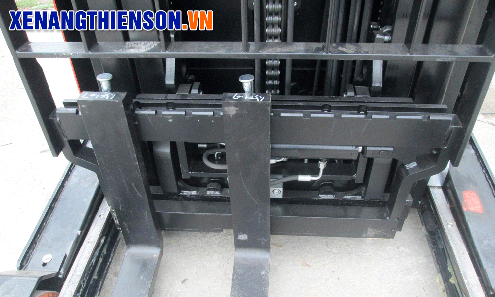 Cơ cấu Side shift có sẵn trên Xe nâng reach truck ngồi lái 1.2 tấn