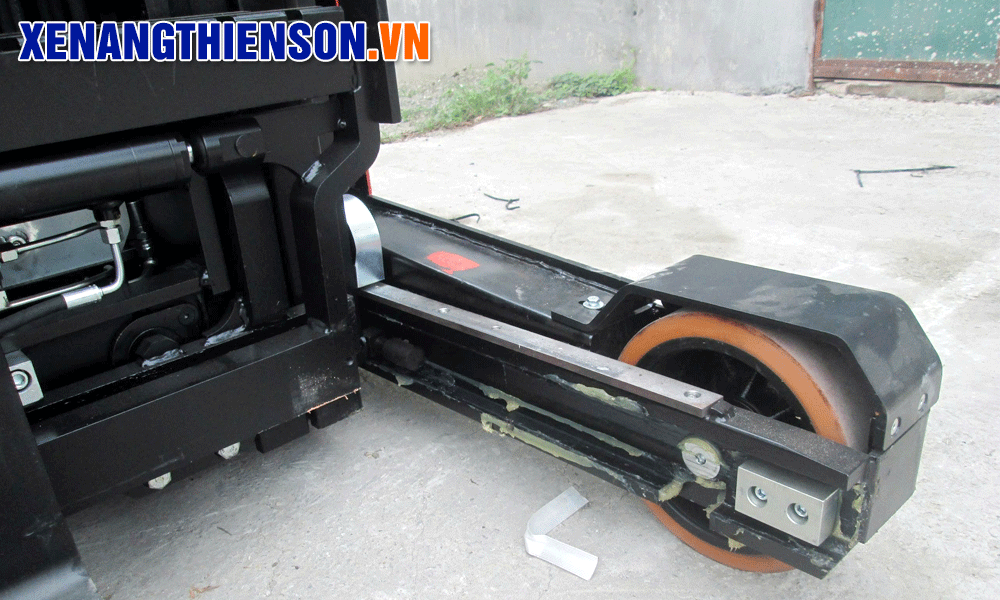 Khung nâng có khả năng thu vào đẩy ra giúp Xe nâng reach truck ngồi lái 1.2 tấn