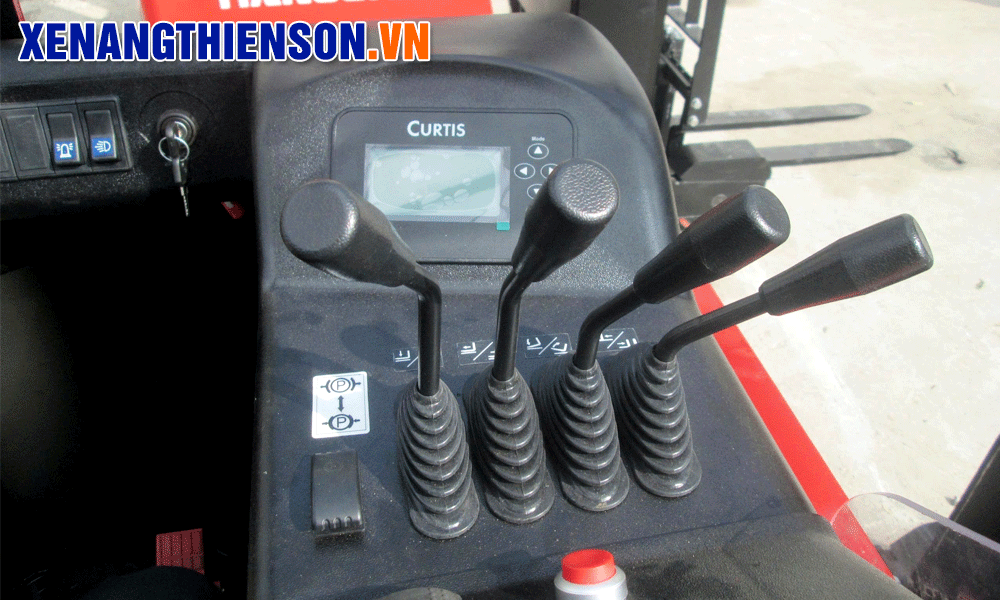 Màn hình và tay điều khiển trên Xe nâng reach truck ngồi lái 1.2 tấn
