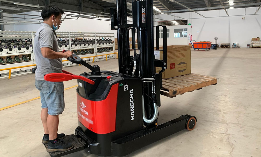 Xe nâng tay điện đứng lái