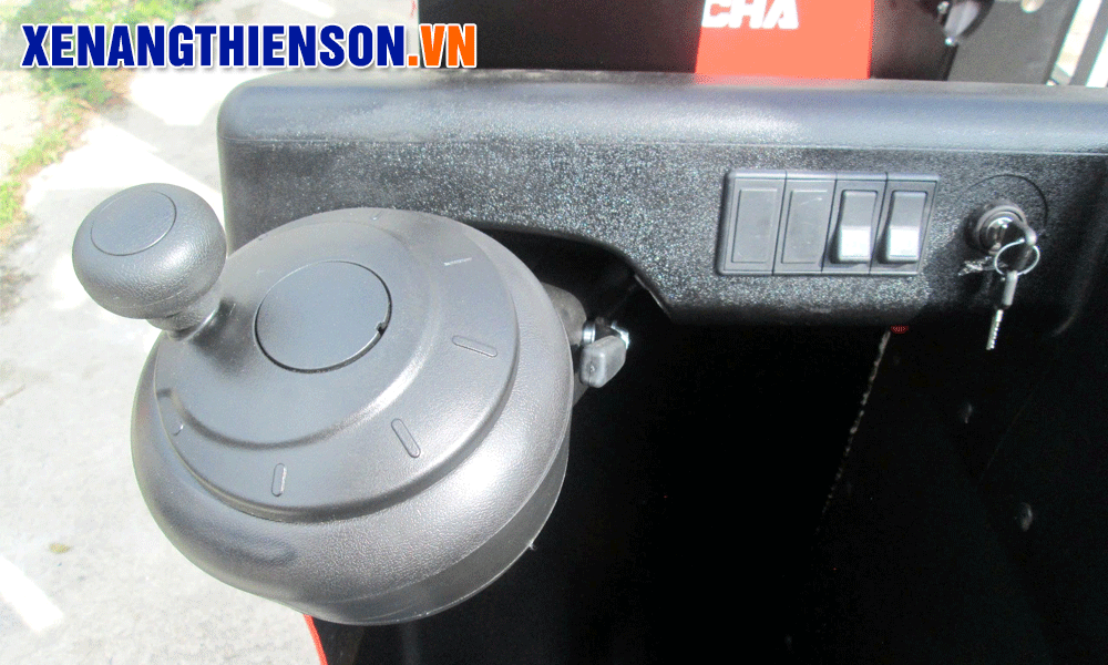 Xe nâng reach truck ngồi lái 1.2 tấn có Vô lăng lái đường kính nhỏ dạng núm rất linh hoạt và tốc độ