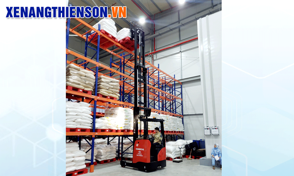 Xe nâng reach truck ngồi lái 1.2 tấn với khả năng nâng cao vượt trội